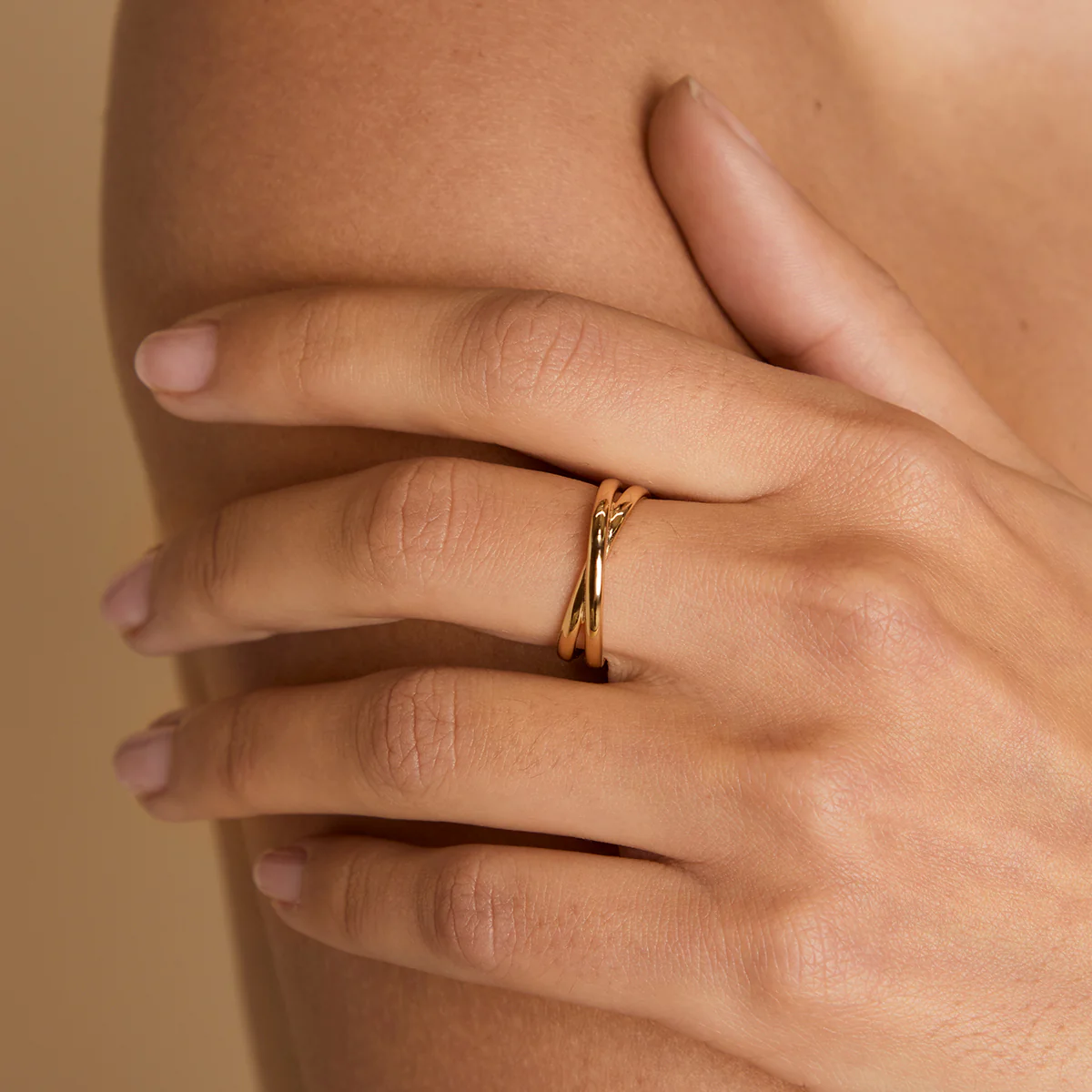 Crossover Illusion Band Ring in Gold - Image 2