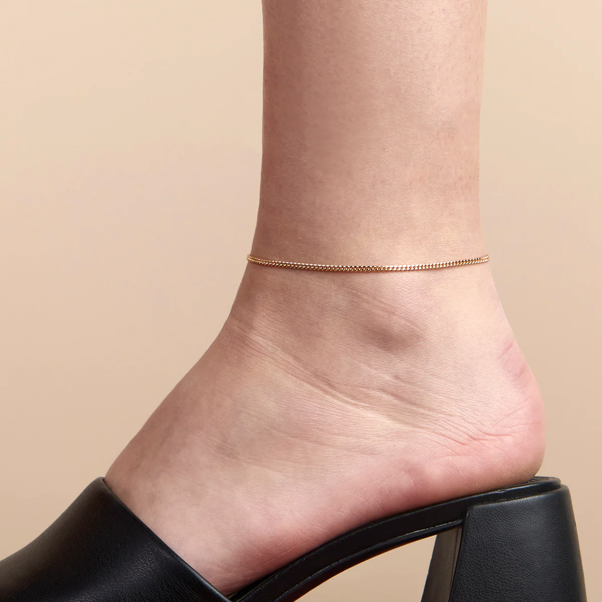 Essential Curb Chain Anklet in Gold - Image 2