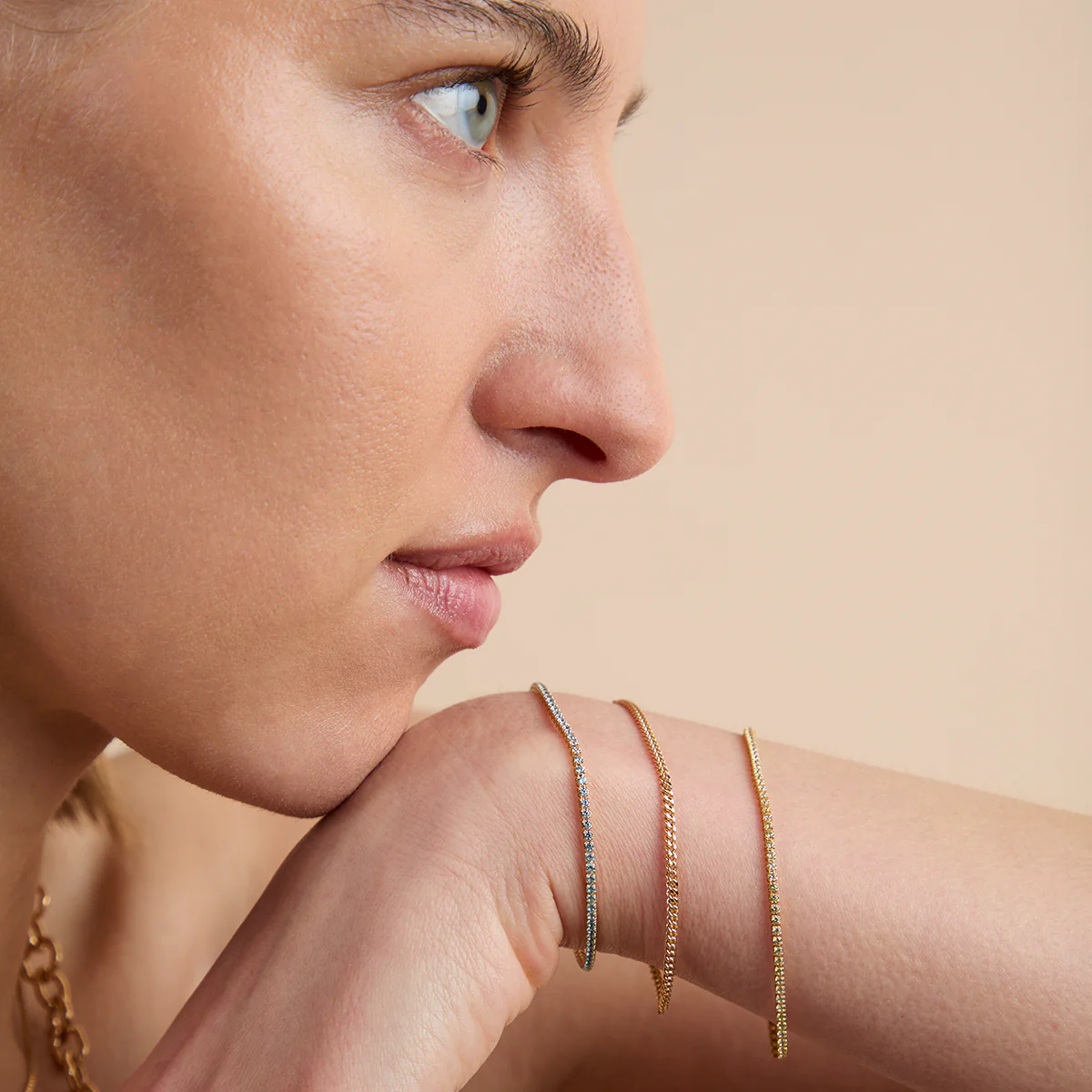 Essential Curb Chain Bracelet in Gold - Image 5