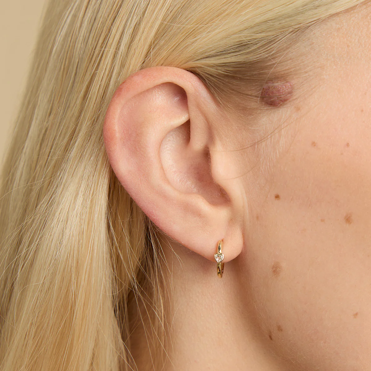 Heart Topaz Piercing Hoop in Solid Gold - Image 2