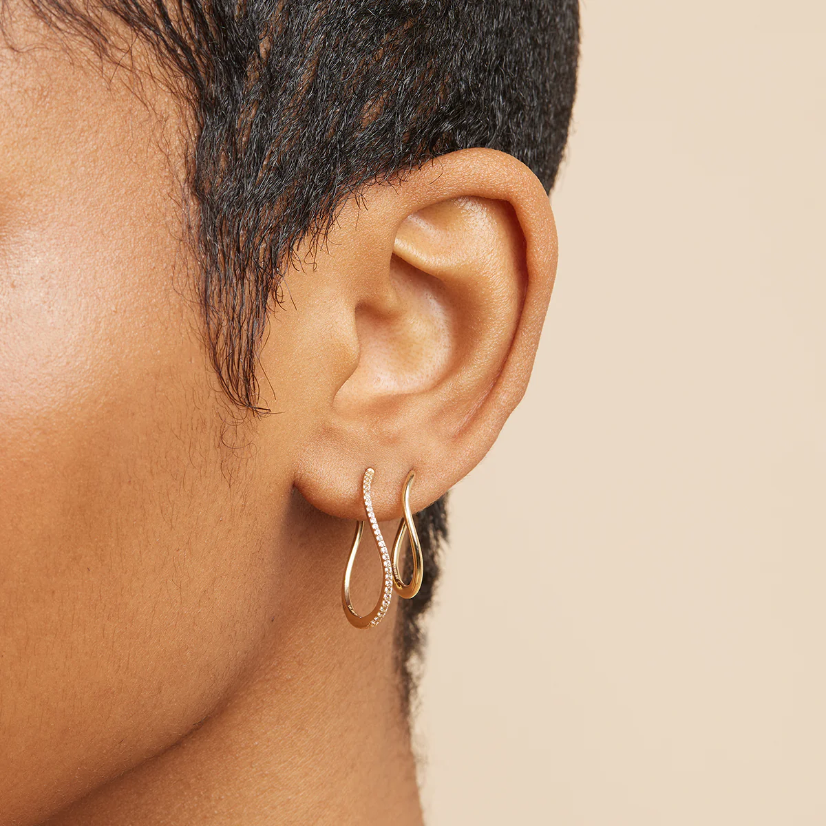 Infinite Topaz Pavé Hoops in Solid Gold - Image 3