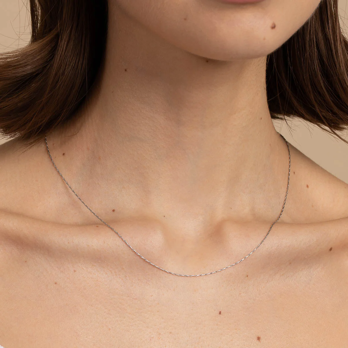 Marylebone Story Chain Necklace in Solid White Gold - Image 2