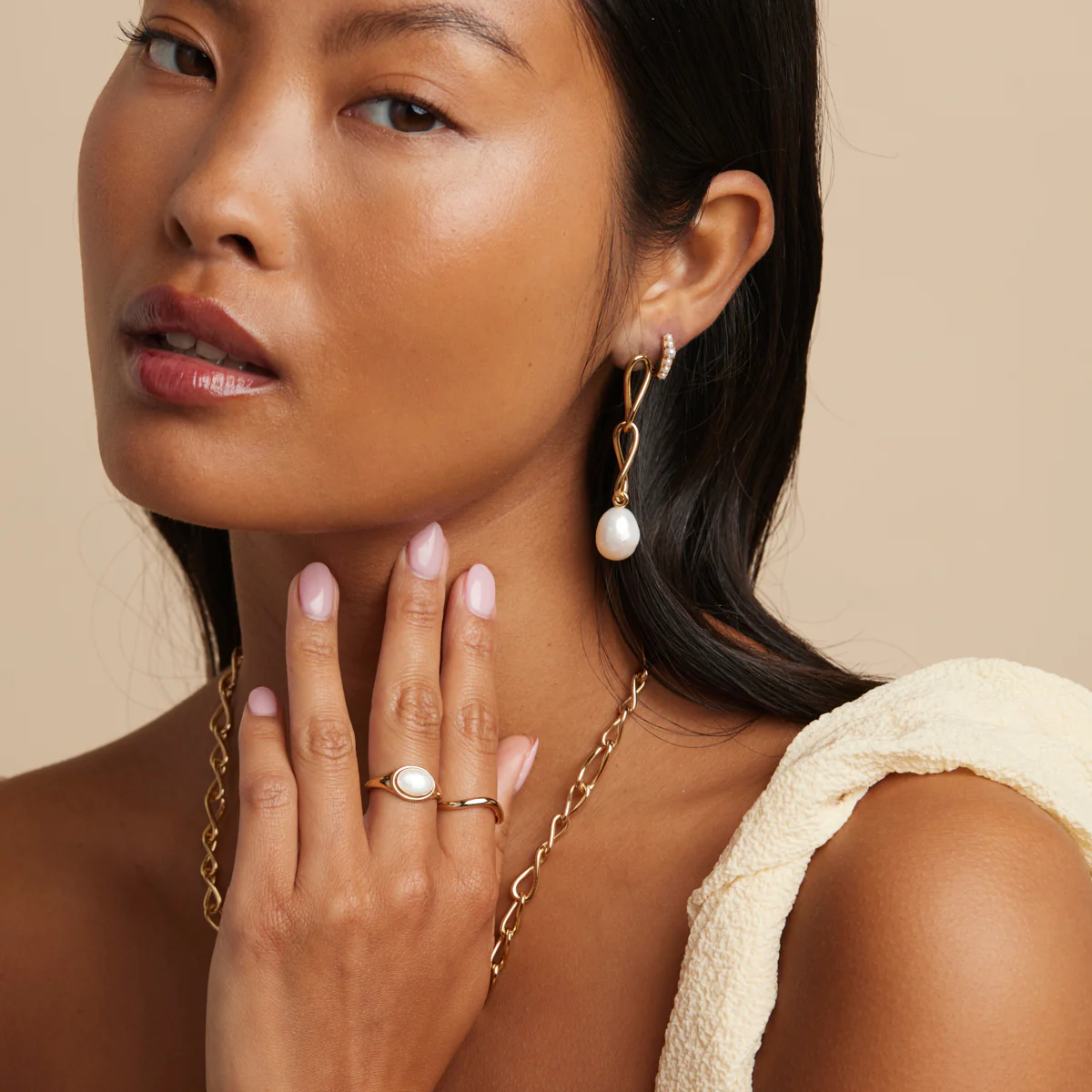 Mother of Pearl Cocktail Ring in Gold - Image 4