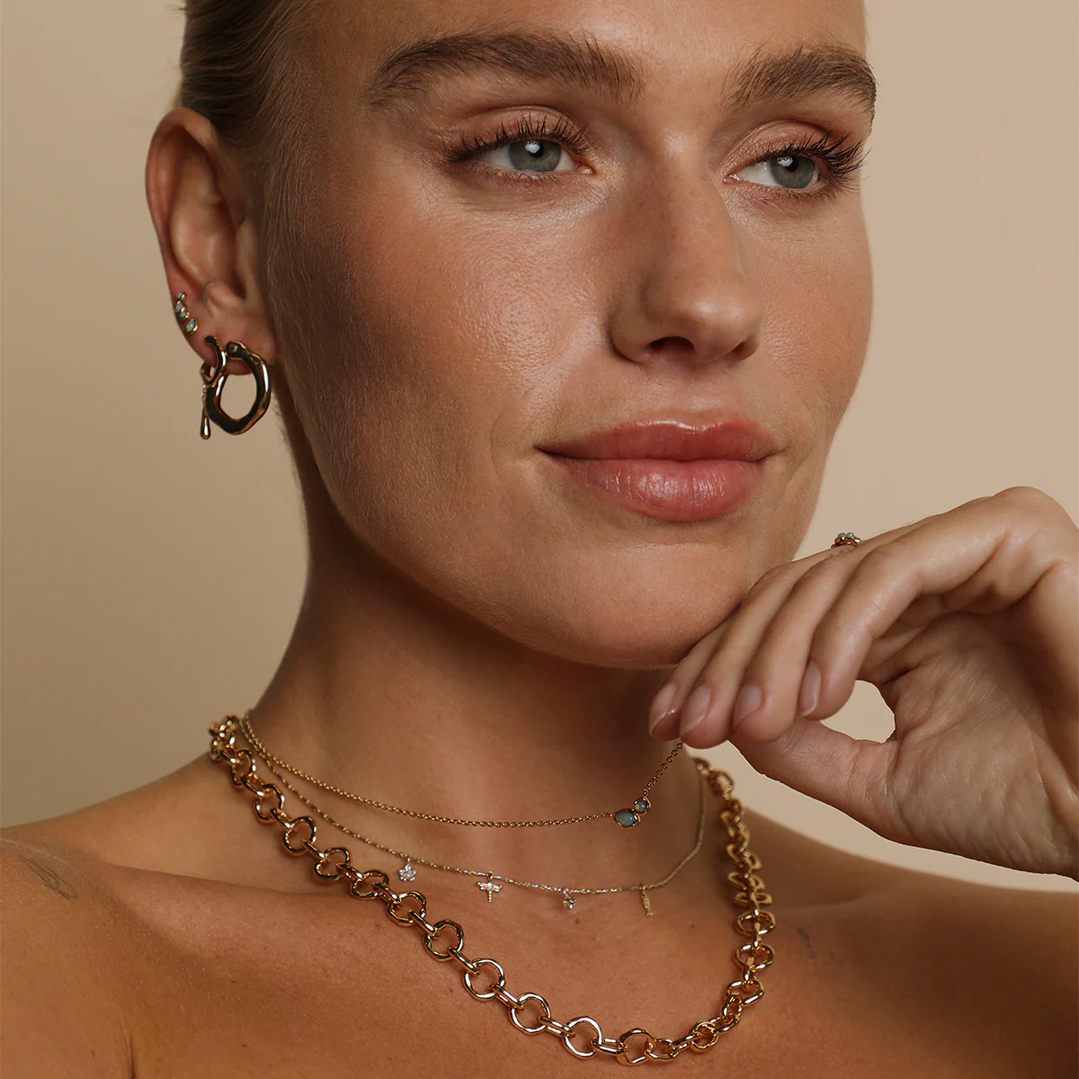 Opal Bezel Pendant Necklace in Gold - Image 5
