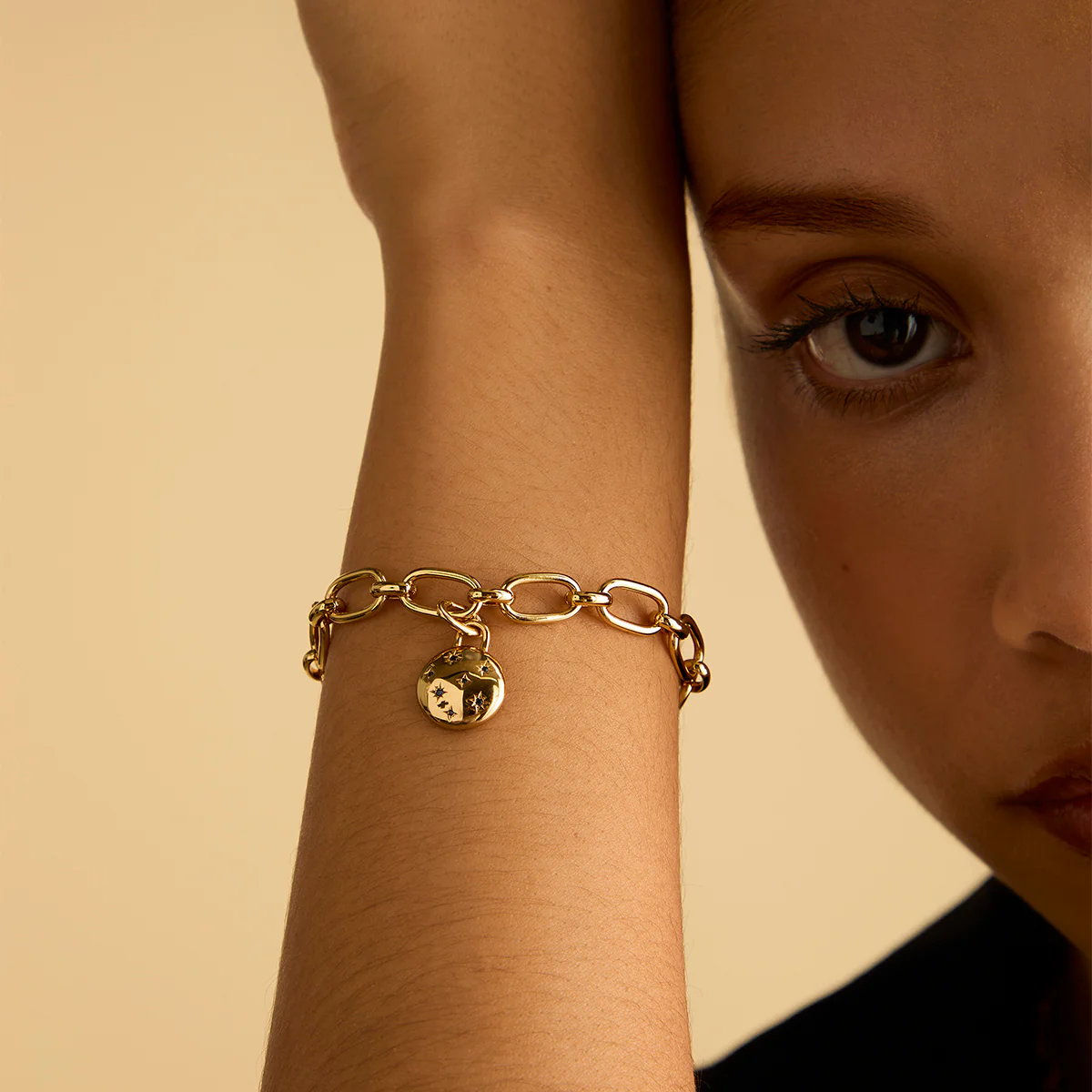 Open Link Chain Bracelet in Gold - Image 4