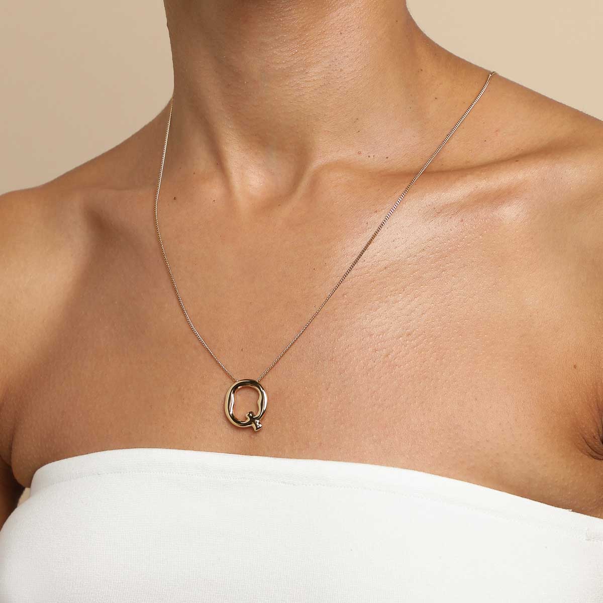 Q Initial Bold Pendant Necklace in Gold - Image 2