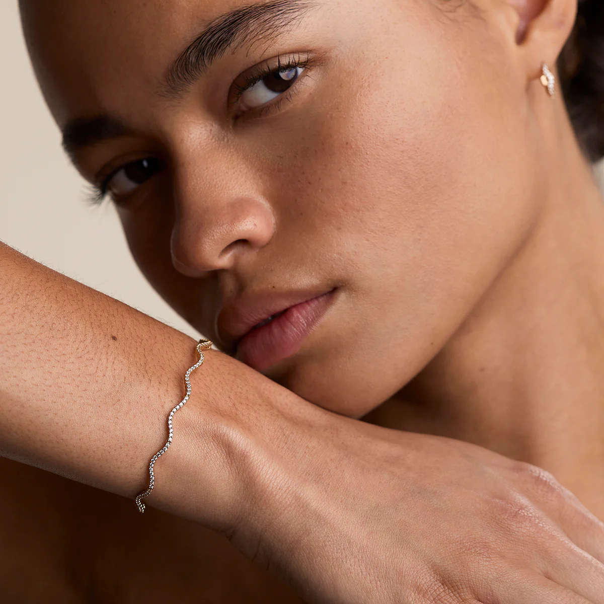 Scalloped Tennis Chain Bracelet in Gold - Image 2