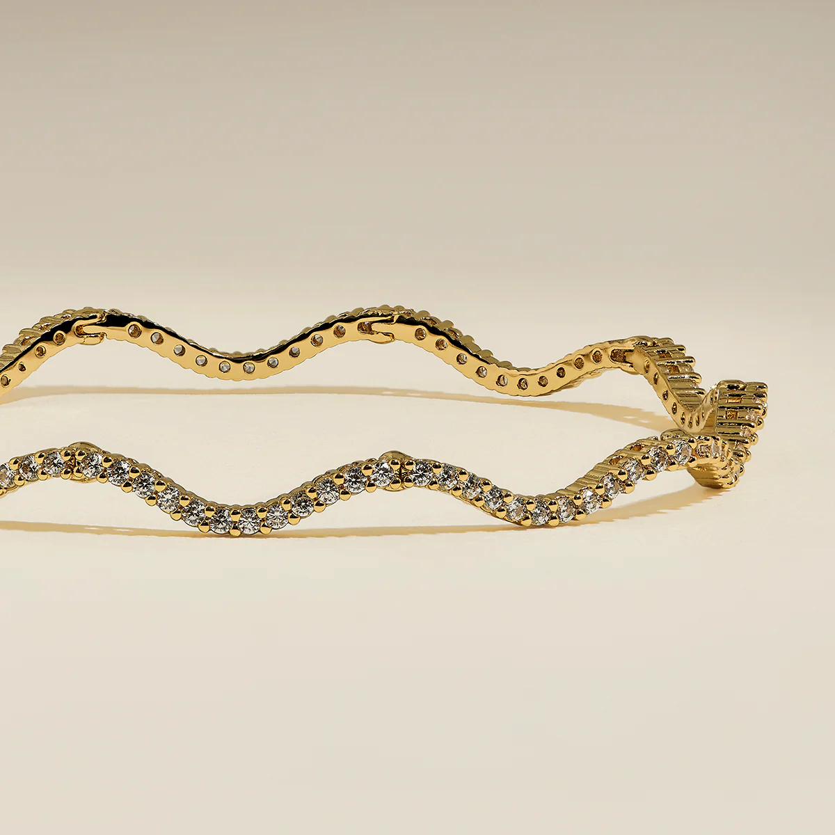 Scalloped Tennis Chain Bracelet in Gold - Image 4